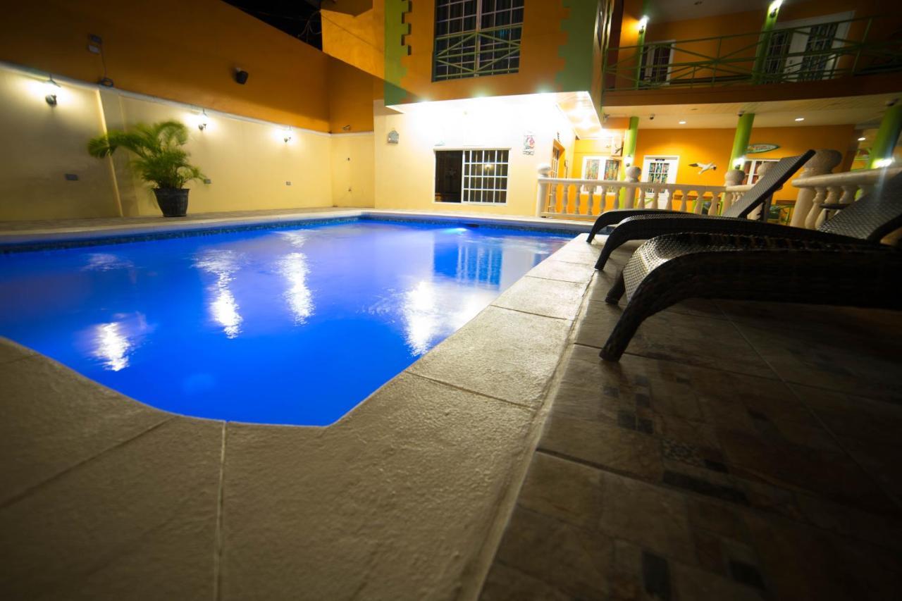 Beverly'S Oasis Suites Scarborough Exterior photo